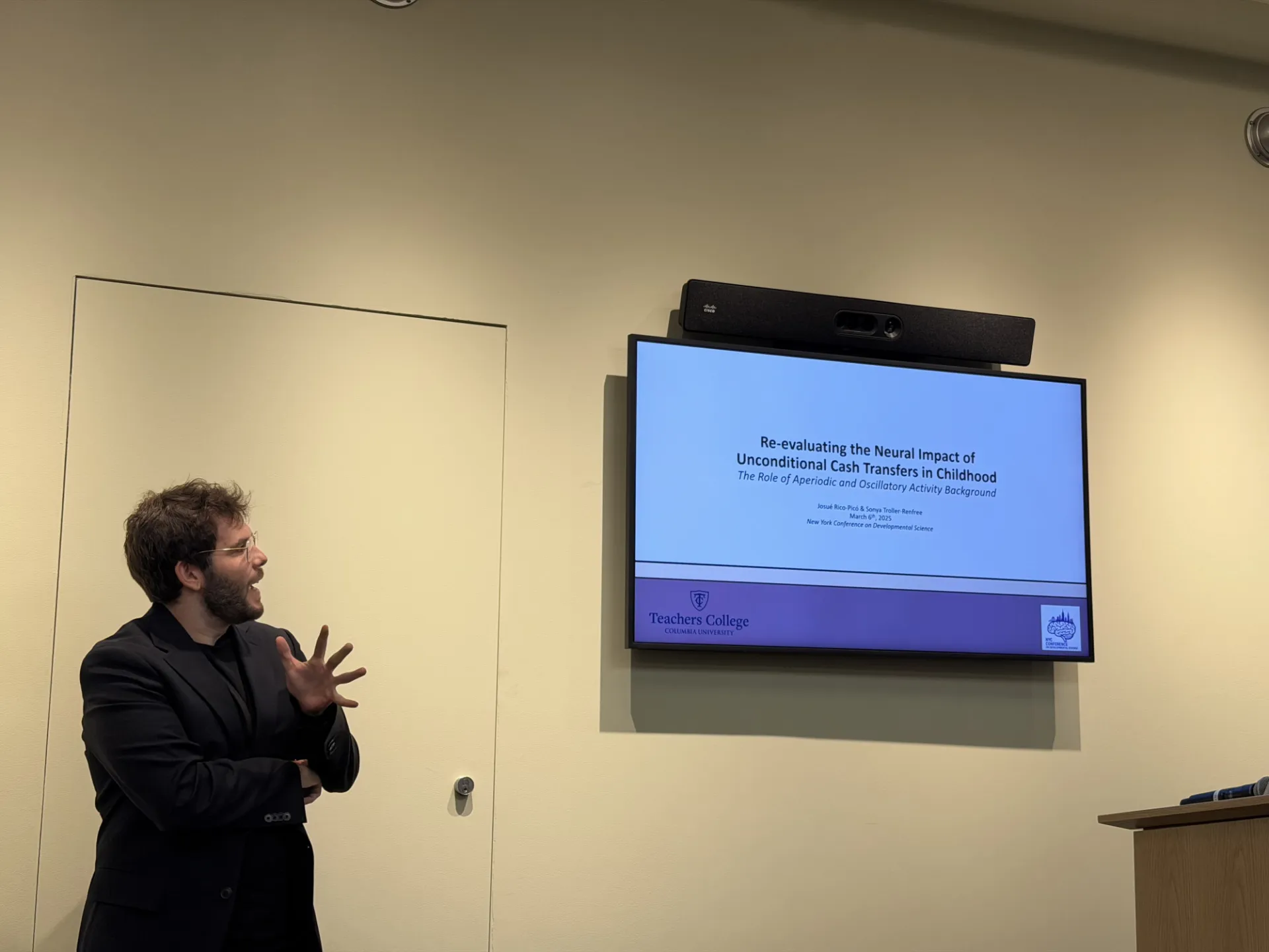 Josué presenting